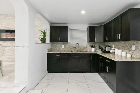 Casa en venta en Hialeah, Florida, 5 dormitorios, 198.44 m2 № 1377091 - foto 18