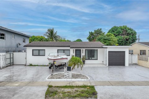 Casa en venta en Hialeah, Florida, 5 dormitorios, 198.44 m2 № 1377091 - foto 1