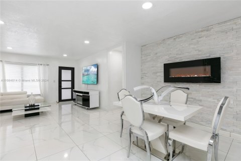 Casa en venta en Hialeah, Florida, 5 dormitorios, 198.44 m2 № 1377091 - foto 8