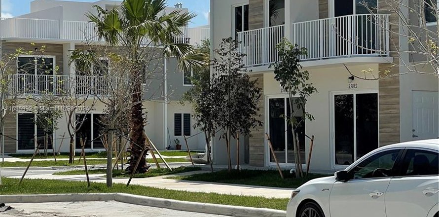 Townhouse in Naranja, Florida 4 bedrooms, 129.88 sq.m. № 1423452