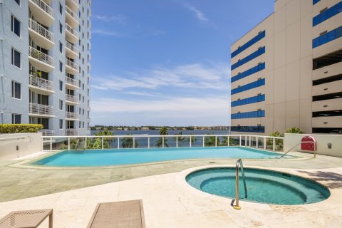 Condo in West Palm Beach, Florida, 2 bedrooms  № 1059995 - photo 18