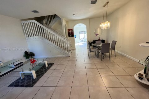 Touwnhouse à vendre à Hialeah, Floride: 3 chambres, 154.96 m2 № 1332851 - photo 2