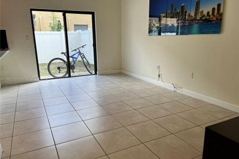 Townhouse in Hialeah, Florida 3 bedrooms, 154.96 sq.m. № 1332851 - photo 8