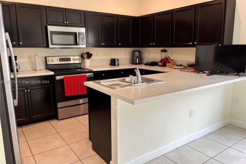 Adosado en venta en Hialeah, Florida, 3 dormitorios, 154.96 m2 № 1332851 - foto 11