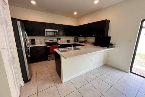 Townhouse in Hialeah, Florida 3 bedrooms, 154.96 sq.m. № 1332851 - photo 12