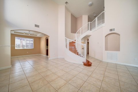 House in Miami, Florida 6 bedrooms, 297.19 sq.m. № 1332925 - photo 5