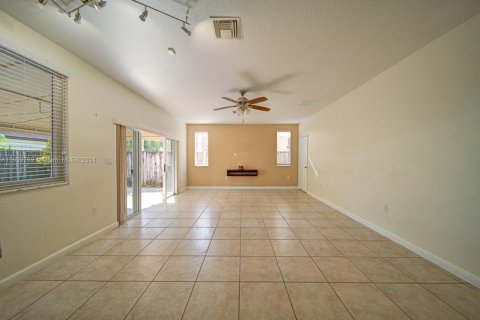 Casa en venta en Miami, Florida, 6 dormitorios, 297.19 m2 № 1332925 - foto 13