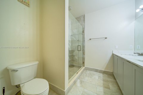 Casa en venta en Miami, Florida, 6 dormitorios, 297.19 m2 № 1332925 - foto 28