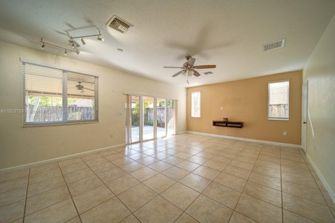 Casa en venta en Miami, Florida, 6 dormitorios, 297.19 m2 № 1332925 - foto 14