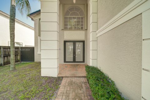 Villa ou maison à vendre à Miami, Floride: 6 chambres, 297.19 m2 № 1332925 - photo 4