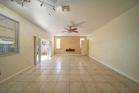 House in Miami, Florida 6 bedrooms, 297.19 sq.m. № 1332925 - photo 12