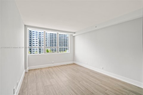 Condo in Miami Beach, Florida, 2 bedrooms  № 1170520 - photo 12