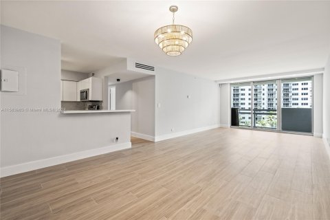 Condo in Miami Beach, Florida, 2 bedrooms  № 1170520 - photo 2