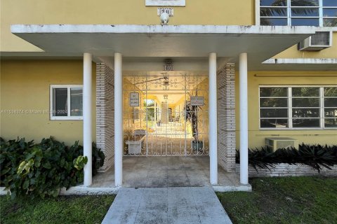Condominio en venta en Coral Gables, Florida, 1 dormitorio, 55.74 m2 № 1029079 - foto 4