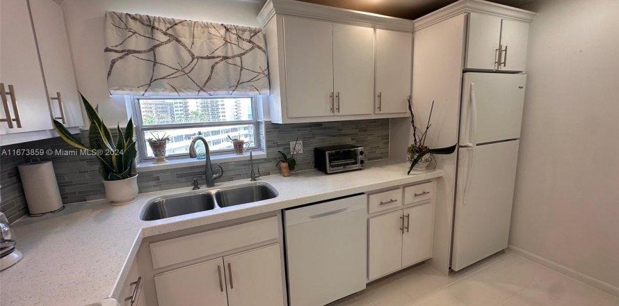 Condo in Hallandale Beach, Florida, 2 bedrooms  № 1397548