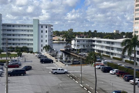 Condo in Hallandale Beach, Florida, 2 bedrooms  № 1397548 - photo 14