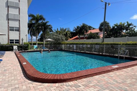 Condo in Hallandale Beach, Florida, 2 bedrooms  № 1397548 - photo 17