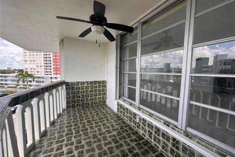 Condo in Hallandale Beach, Florida, 2 bedrooms  № 1397548 - photo 12