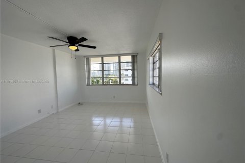 Condo in Hallandale Beach, Florida, 2 bedrooms  № 1397548 - photo 6