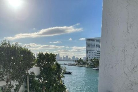 Condominio en alquiler en Miami Beach, Florida, 1 dormitorio, 72.84 m2 № 1397546 - foto 1