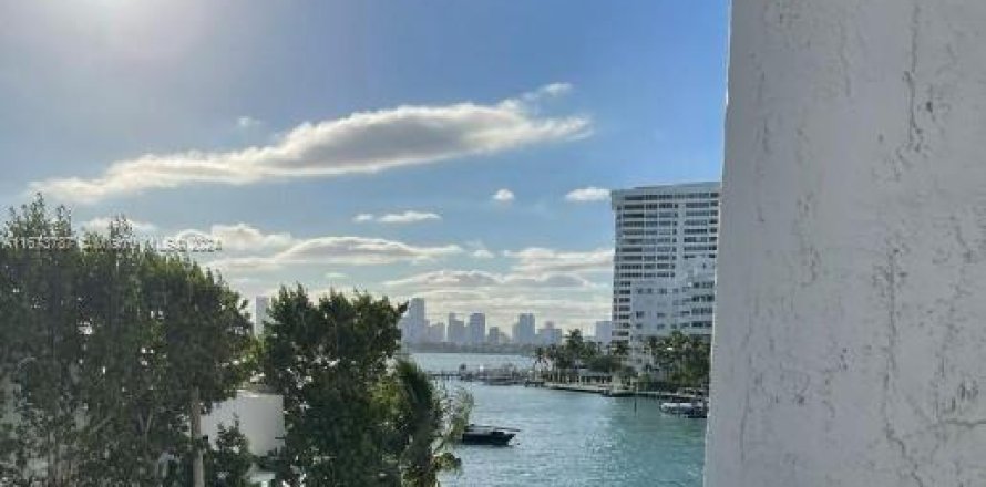 Condominio en Miami Beach, Florida, 1 dormitorio  № 1397546