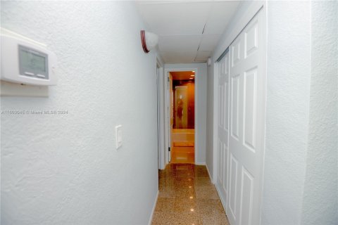 Condo in Hollywood, Florida, 2 bedrooms  № 1209943 - photo 28