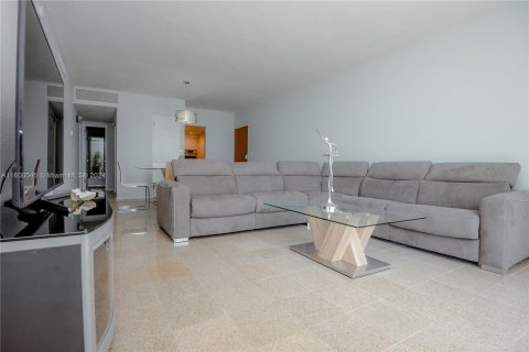 Condo in Hollywood, Florida, 2 bedrooms  № 1209943 - photo 25