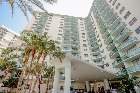 Condo in Hollywood, Florida, 2 bedrooms  № 1209943 - photo 1