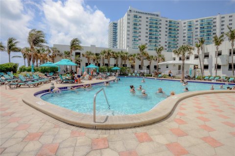 Condo in Hollywood, Florida, 2 bedrooms  № 1209943 - photo 11