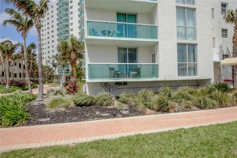 Copropriété à vendre à Hollywood, Floride: 2 chambres, 108.97 m2 № 1209943 - photo 18