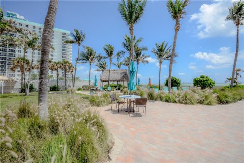 Copropriété à vendre à Hollywood, Floride: 2 chambres, 108.97 m2 № 1209943 - photo 12