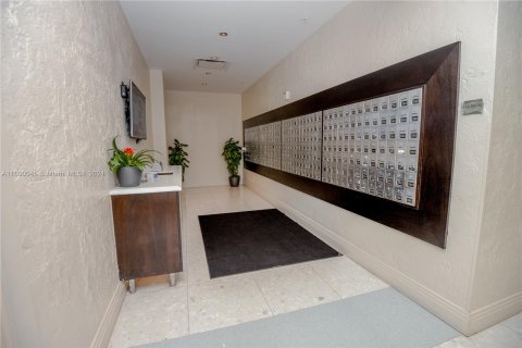 Condo in Hollywood, Florida, 2 bedrooms  № 1209943 - photo 8