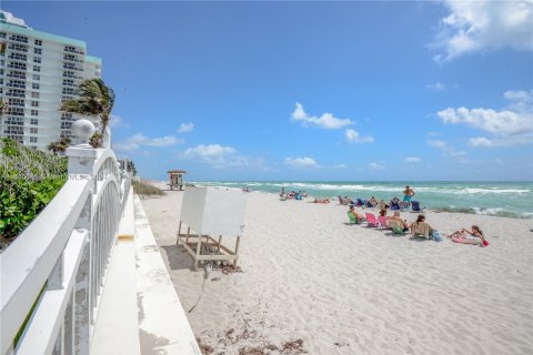 Condominio en venta en Hollywood, Florida, 2 dormitorios, 108.97 m2 № 1209943 - foto 16