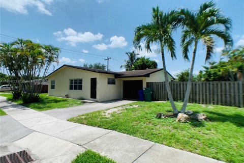 House in Fort Lauderdale, Florida 4 bedrooms, 126.81 sq.m. № 1234594 - photo 1