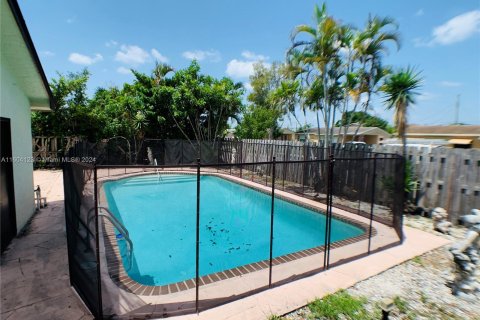 House in Fort Lauderdale, Florida 4 bedrooms, 126.81 sq.m. № 1234594 - photo 14