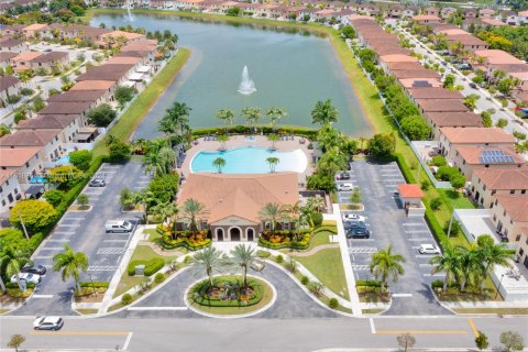 Adosado en venta en Hialeah, Florida, 4 dormitorios, 177.44 m2 № 1241695 - foto 6