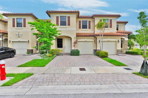 Townhouse in Hialeah, Florida 4 bedrooms, 177.44 sq.m. № 1241695 - photo 1