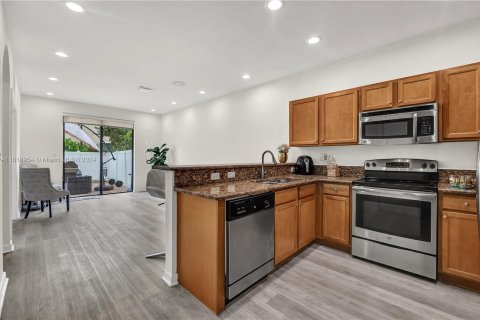 Adosado en venta en Hialeah, Florida, 4 dormitorios, 177.44 m2 № 1241695 - foto 3