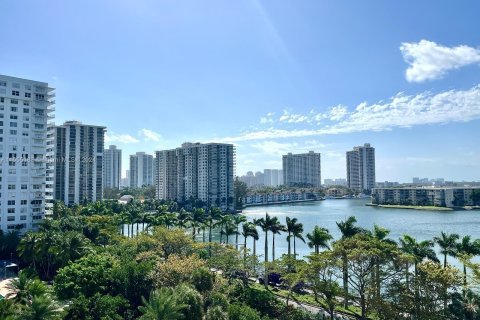 Condo in Aventura, Florida, 1 bedroom  № 1078400 - photo 1