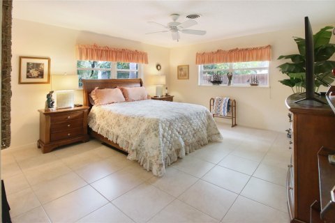 House in Lighthouse Point, Florida 4 bedrooms, 259.66 sq.m. № 1040595 - photo 14