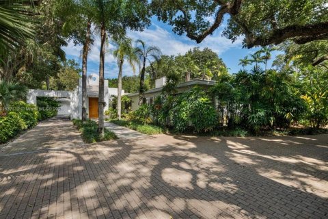 Villa ou maison à vendre à Coral Gables, Floride: 5 chambres, 502.69 m2 № 1021640 - photo 1
