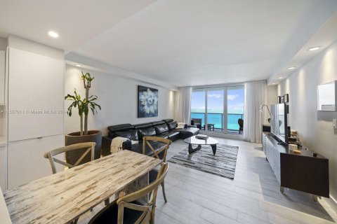 Condo in Miami Beach, Florida, 3 bedrooms  № 1021560 - photo 1