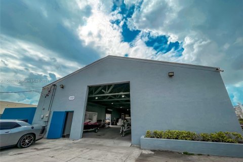 Propiedad comercial en venta en Hialeah, Florida № 1050685 - foto 3