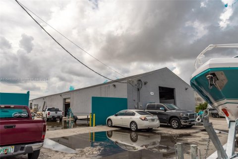 Propiedad comercial en venta en Hialeah, Florida № 1050685 - foto 4