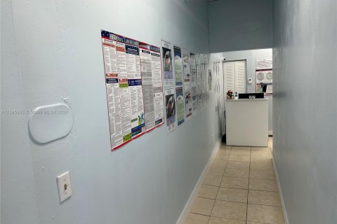 Propiedad comercial en venta en Hialeah, Florida № 1225358 - foto 12