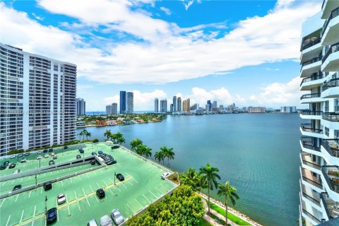 Condo in Aventura, Florida, 1 bedroom  № 1405927 - photo 1