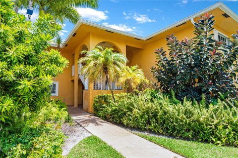 Condo in Dania Beach, Florida, 2 bedrooms  № 1242179 - photo 1