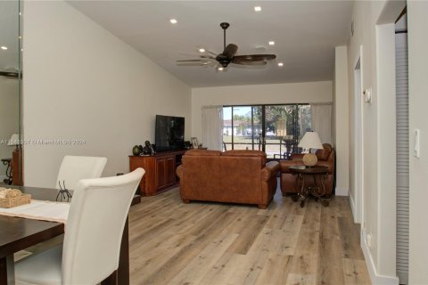 Casa en venta en Tamarac, Florida, 2 dormitorios, 91.97 m2 № 1035521 - foto 11