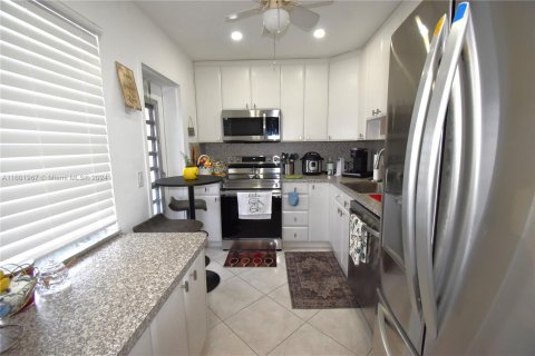 Condo in Lauderdale Lakes, Florida, 2 bedrooms  № 1217134 - photo 2