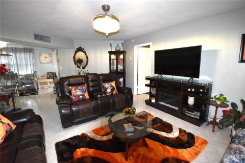 Condo in Lauderdale Lakes, Florida, 2 bedrooms  № 1217134 - photo 4